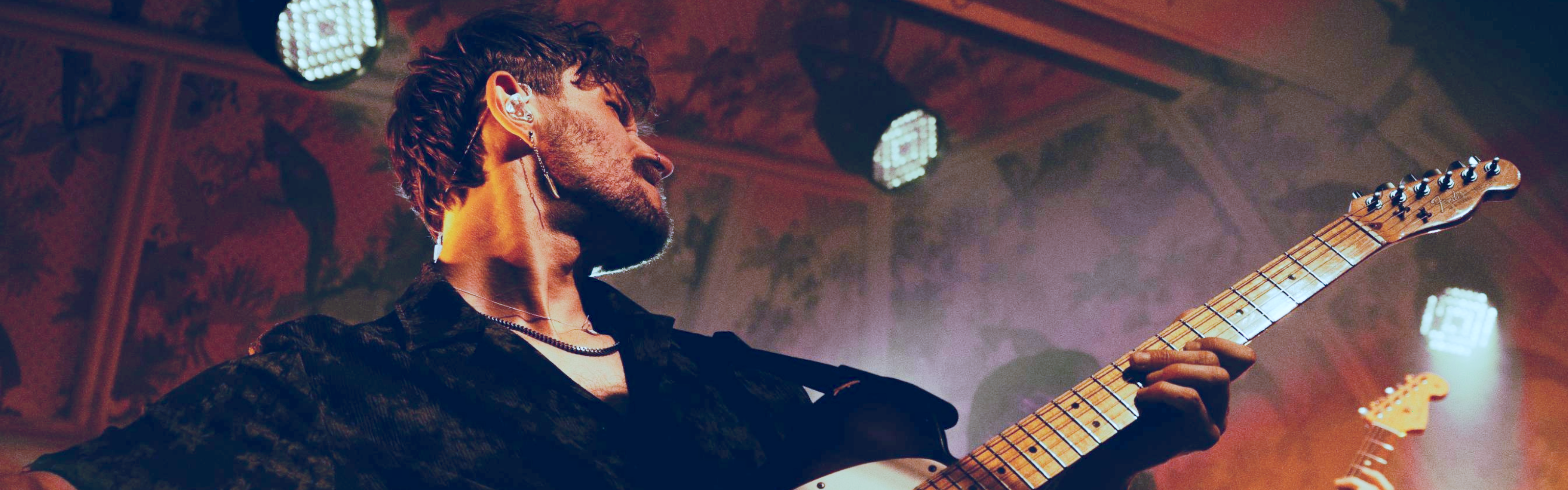 Formstøpt in-ear monitors - musiker som spiller gitar