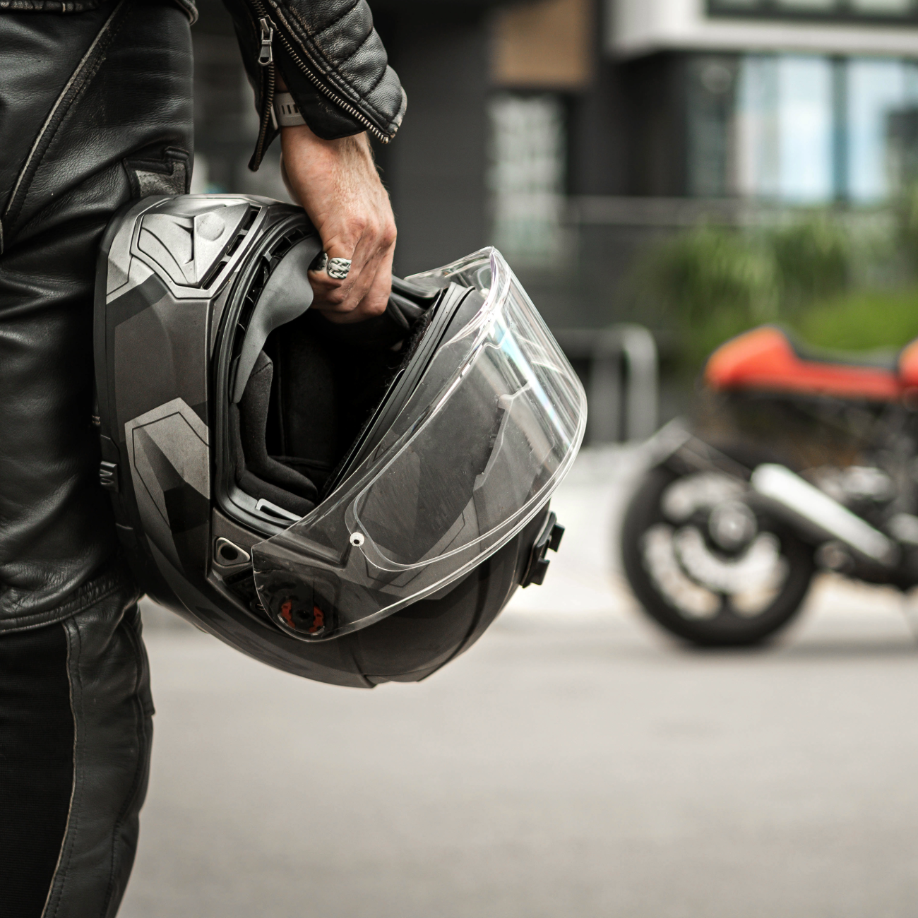 Formstøpte ørepropper til motorsykkel - person med motorsykkelhjelm i hånden.