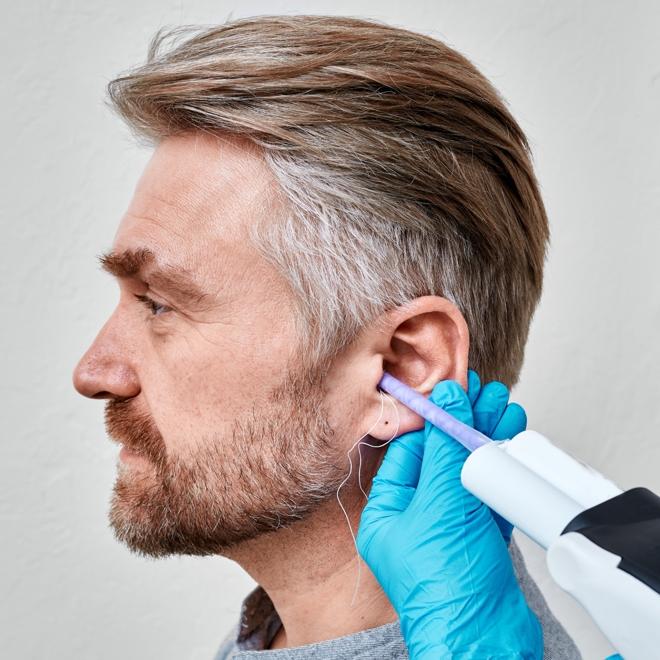 Øreavstøpning for formstøpte ørepropper - mann som får ørene støpt.