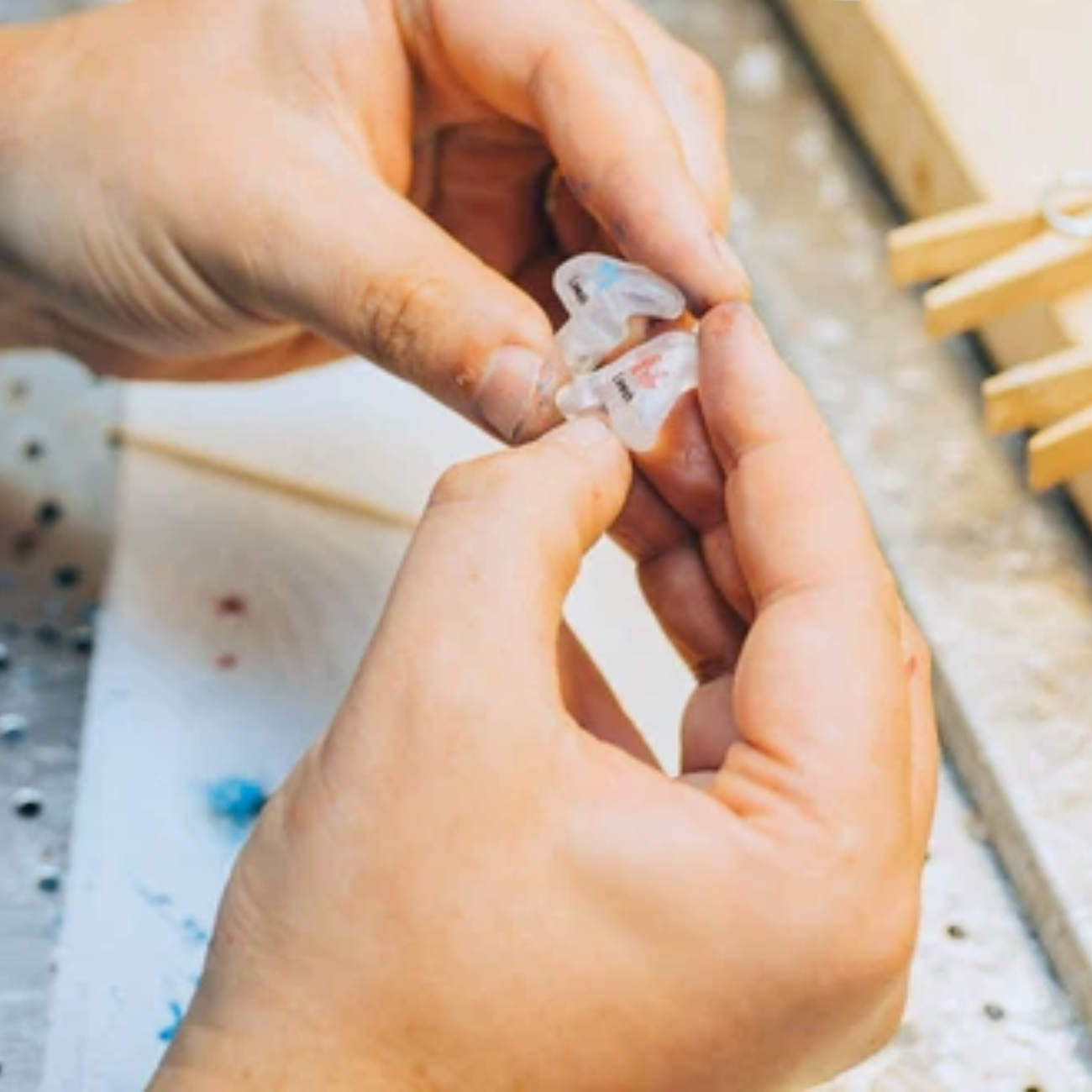 Produksjon av formstøpte ørepropper av en tekniker