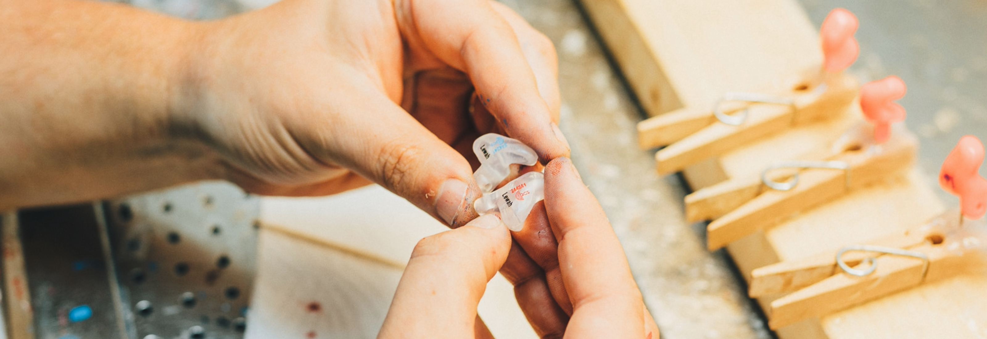 Formstøpte ørepropper som blir produsert